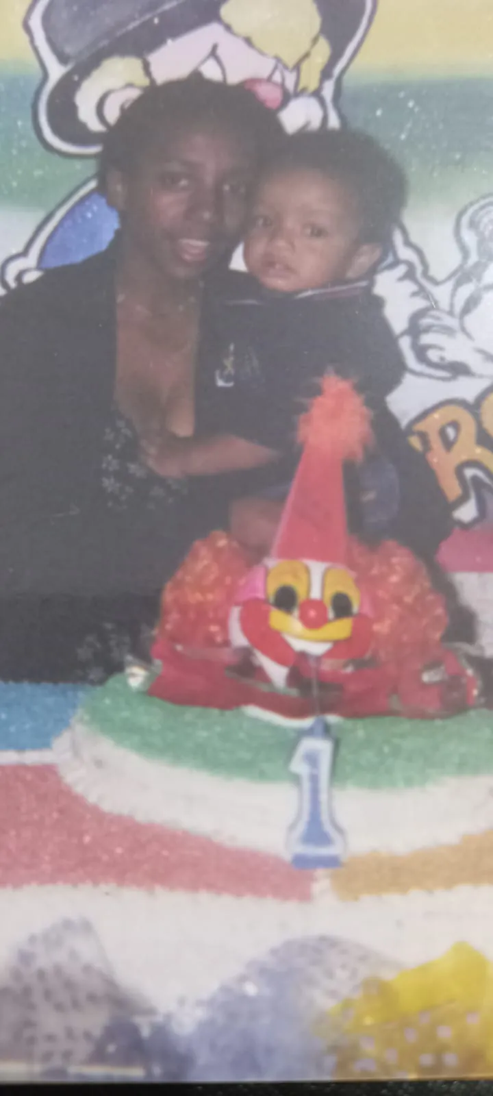 Viviane Costa jovem, com o filho