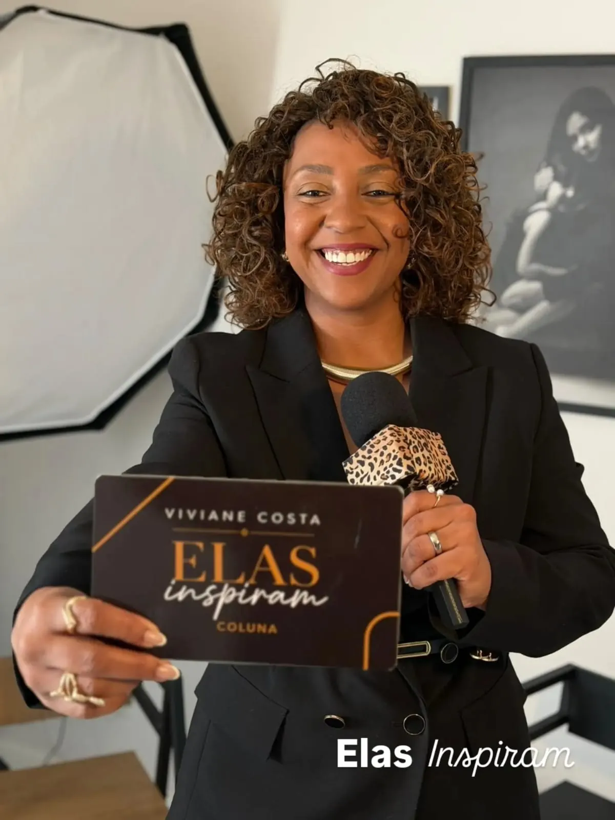 Viviane Costa apresentando a coluna Elas Inspiram