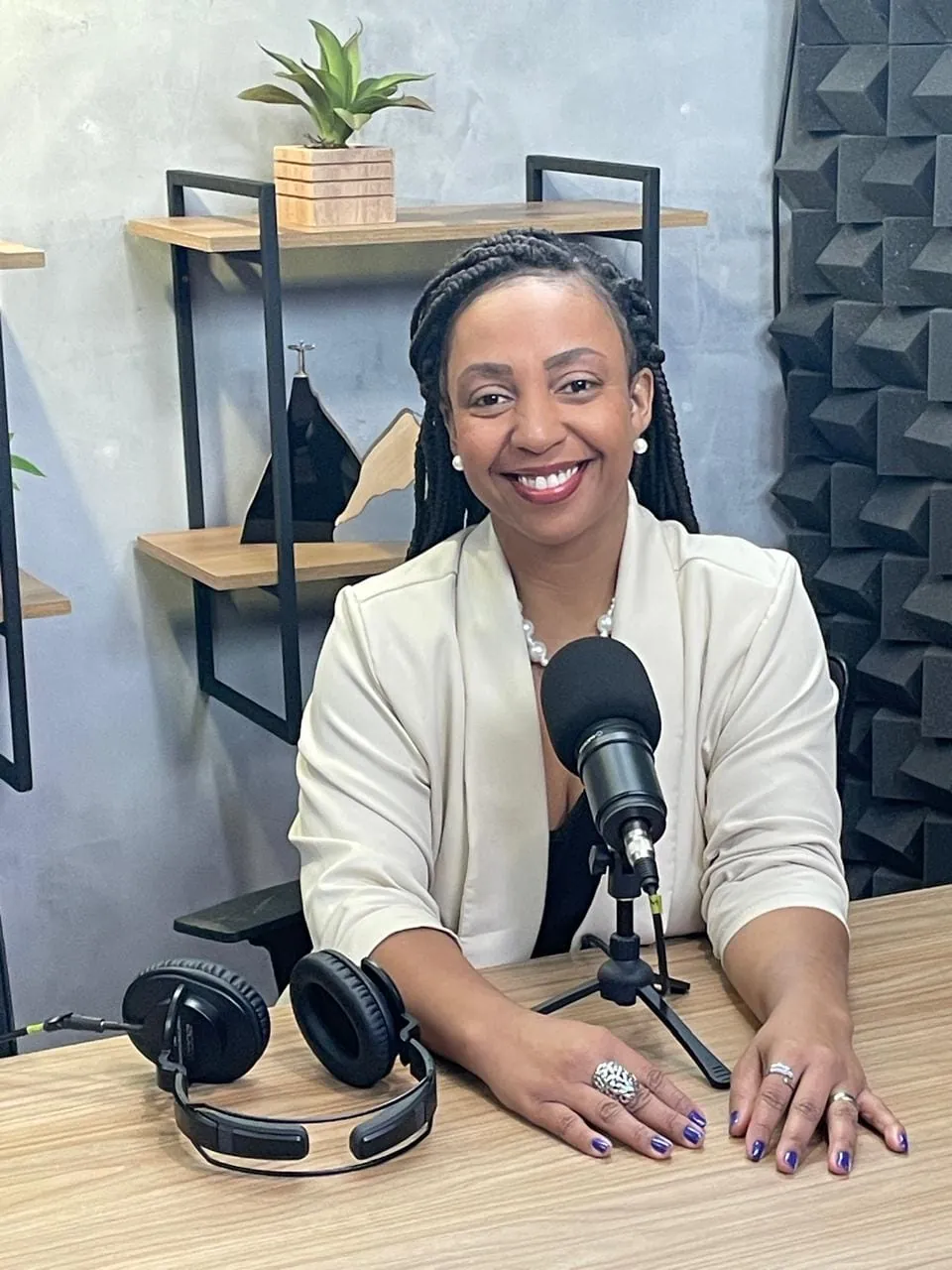 Viviane Costa em estúdio de podcast