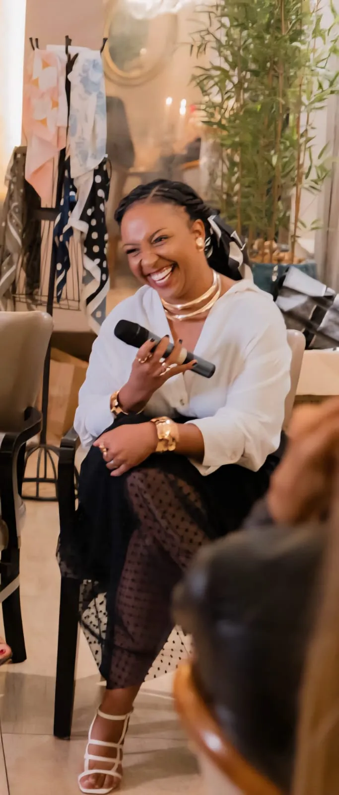 Viviane Costa rindo durante uma roda de conversa